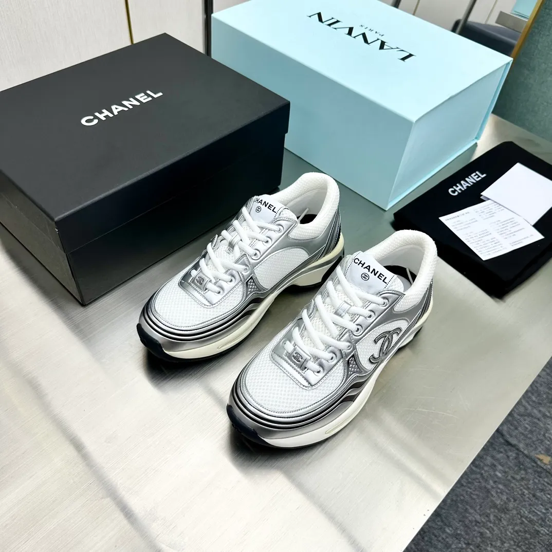 👟👟Ex-factory price 640 👟👟 Women's Shoes Women's Clothing Women's Shoes Women's Clothing Women's Shoes Women's Clothing Chanel Chanel 23C Early Spring Resort Series Xiaoxiang Metal Casual Sports Shoes Gold Silver Horn King The latest foreign catwalk series Chanel Chanel 2023 Early Spring Series is held in the second smallest country in the world. The series is inspired by Monaco's international seaside lifestyle, from the F1 racing track to beach swimming pools, from casinos to tennis courts, to create a diverse and unique new series of racing driver's helmets, jumpsuits and other elements that have been reinterpreted to be more fashionable. Exquisite packaging at the delivery counter 🛍📦 ▪️Fabric: Original imported metal cowhide + technical fabric ▪️Inner lining: Original custom-made breathable mesh ▪️Sole: Original molded ultra-light foam combination outsole ▪️Sole thickness: 3.5CM ▪️Size: Women’s 35-41